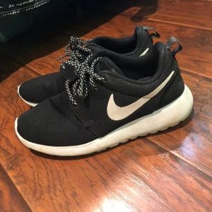 Nike roshe sneakers